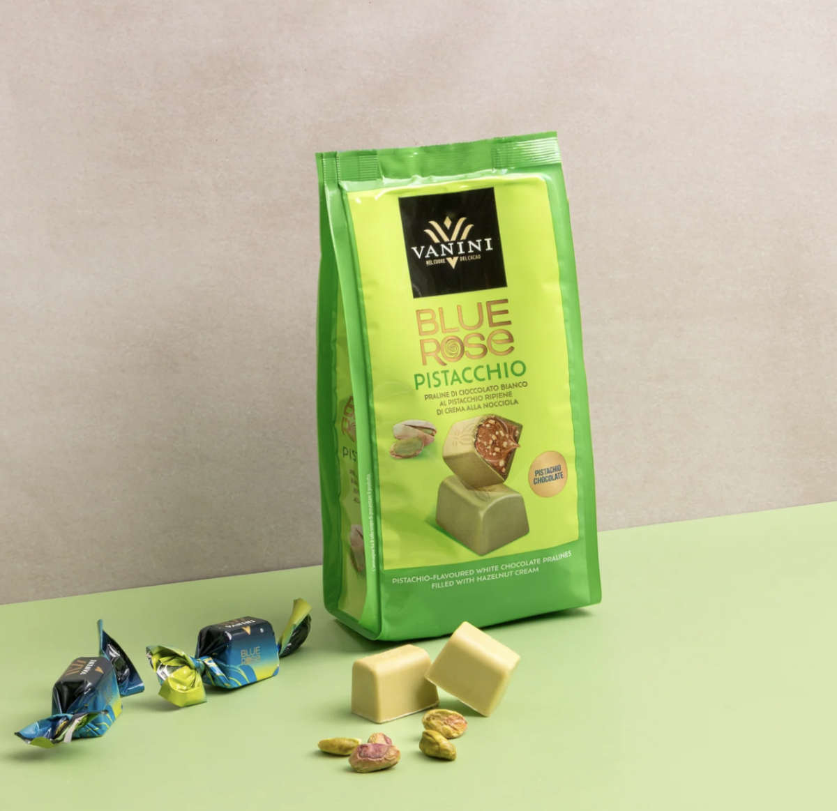 Pistaatsiamaitselised valge šokolaadi pralineed sarapuupähkli kreemi täidisega