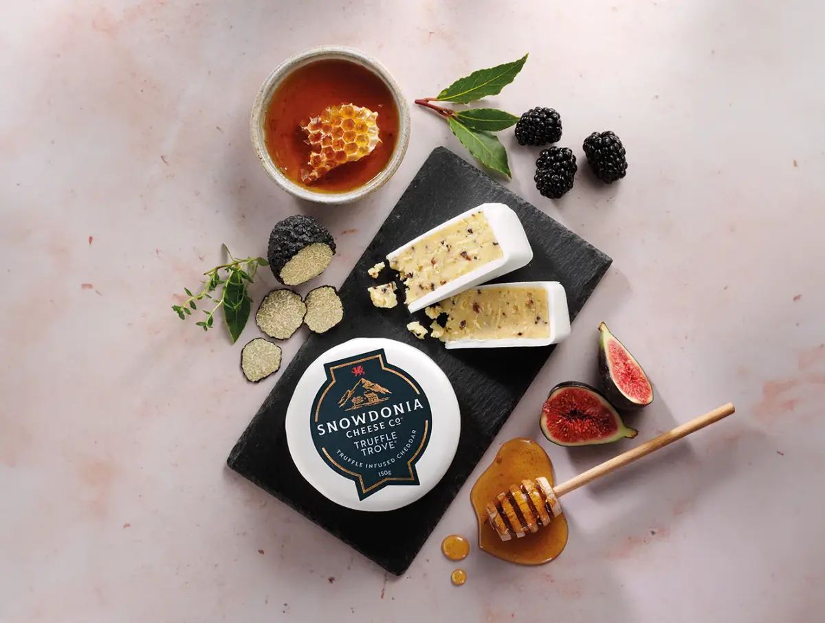 Cheddar TRUFFLE TROVE musta suvetrühvliga 150g, SNOWDONIA
