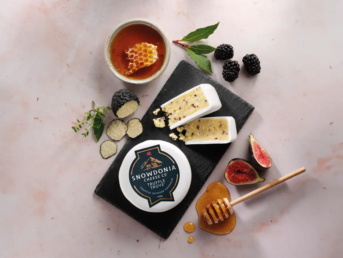 Cheddar TRUFFLE TROVE musta suvetrühvliga 150g, SNOWDONIA