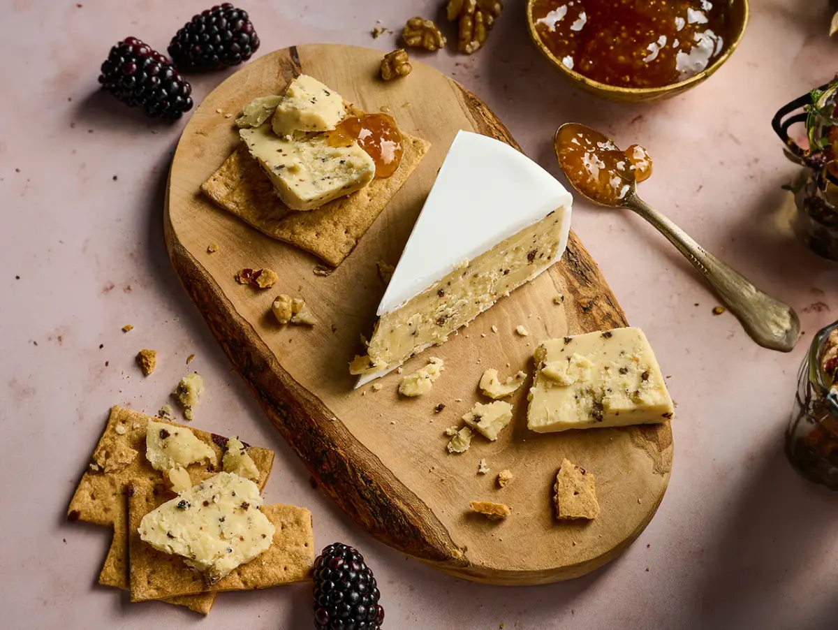 Cheddar TRUFFLE TROVE musta suvetrühvliga 150g, SNOWDONIA