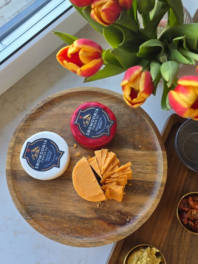 snowdonia-juustud-truffle-trove-bouncing-berry-aged-cheddar